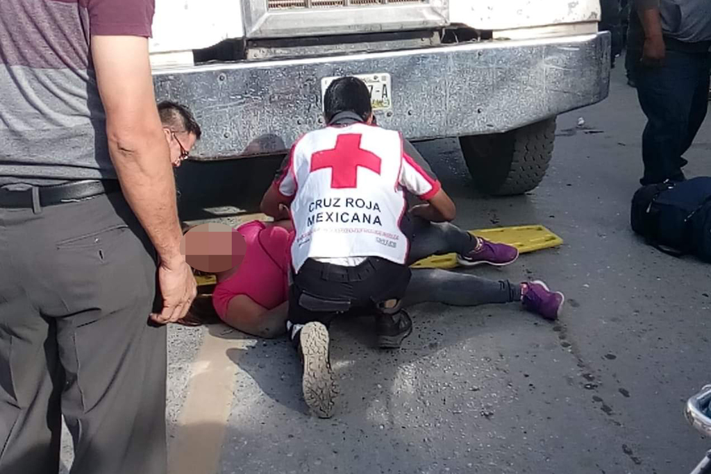 Atropella un camión a una mujer y su bebé, la mañana de ayer en el centro de Francisco I. Madero. (EL SIGLO DE TORREÓN)