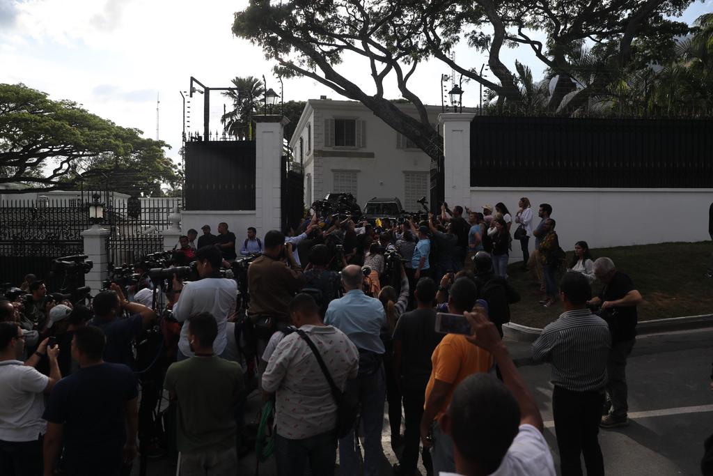 La embajada española en Venezuela abrió sus puertas para que el líder opositor diera declaraciones a medios internacionales. (EFE)