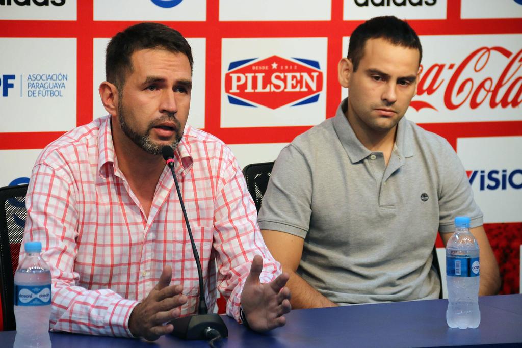 El árbitro Cristian Aquino (i) y el asistente Diego Silva hablan durante una conferencia de prensa ayer en Asunción, Paraguay. Aquino y Silva pidieron disculpas después de validar un falso gol de San Lorenzo.(EFE)