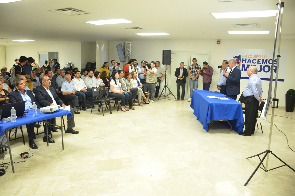 El alcalde Jorge Zermeño, el gerente del Simas, Juan José Gómez Hernández, Óscar Artigas Escobar, coordinador de Obras Públicas, se reunieron con regidores, empresarios y organismos colegiados. (FERNANDO COMPEÁN)