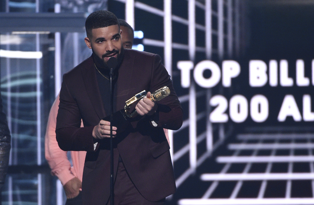 Arrasa. Drake recibió el premio al artista del año. Ganó 12 galardones, llevando su total a 27 trofeos (Swift tiene 23).