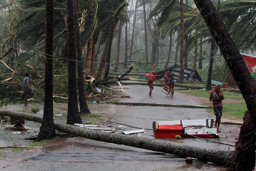 El paso del ciclón dejó imágenes de la fuerza destructora de las potentes ráfagas de viento y las lluvias torrenciales, con tejados arrancados, postes eléctricos caídos o árboles derribados. (EFE)
