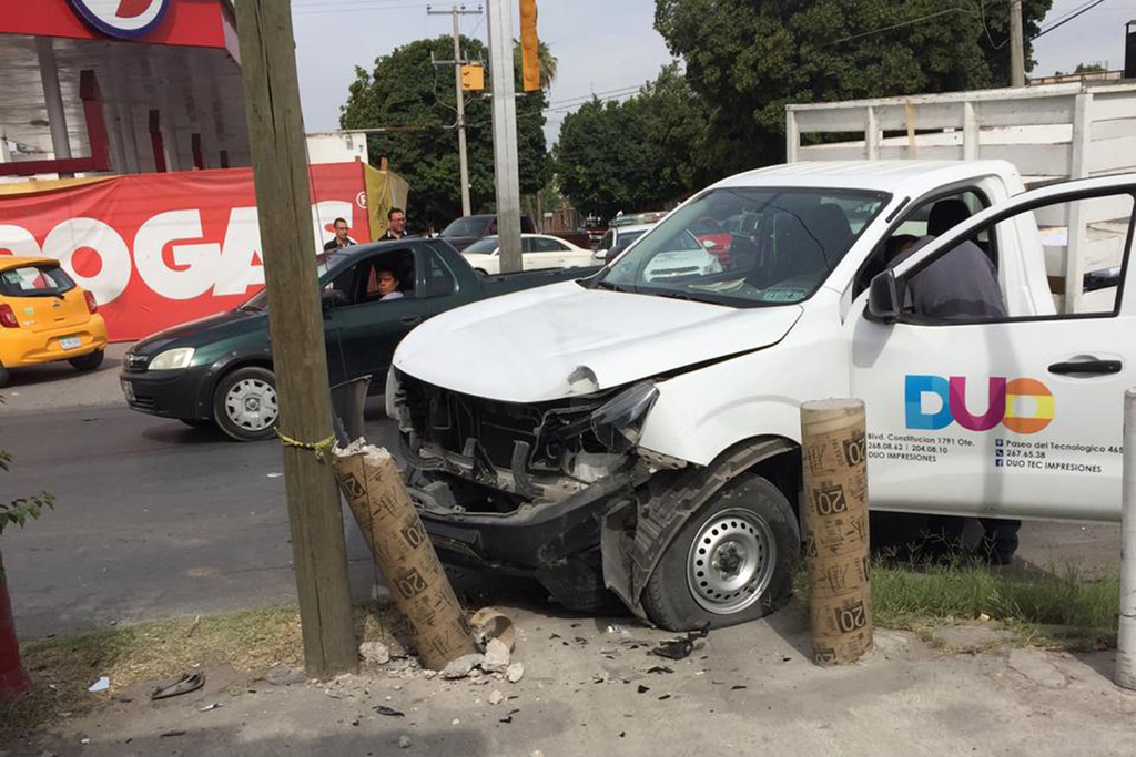 Una camioneta que no respetó la luz roja en el semáforo provocó un accidente vial en la zona centro de la ciudad de Torreón.
