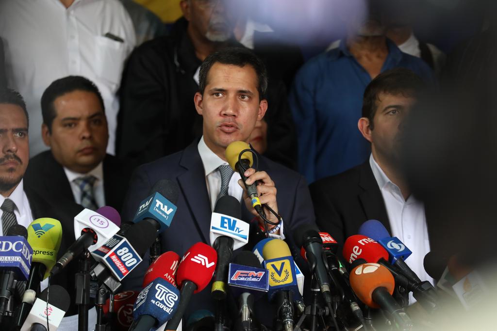 Juan Guaidó pidió a los civiles convocar a la persuasión de los militares para sumarse a su causa.