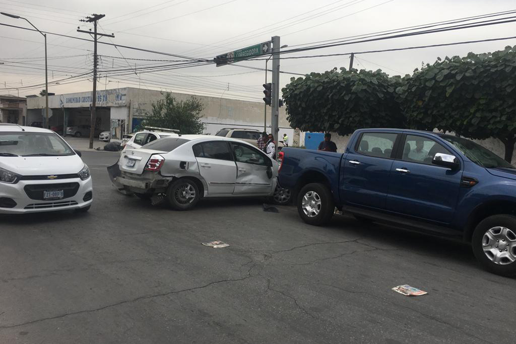 El accidente se registró en el cruce de la calle Comonfort y la avenida Corregidora, en la zona centro de la ciudad de Torreón.