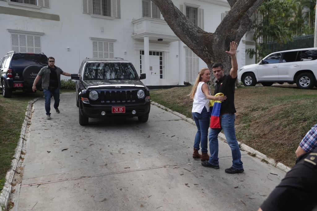 Leopoldo López llegó como 'huésped de acogida', estatus que limitará sus actividades políticas estando en la residencia.