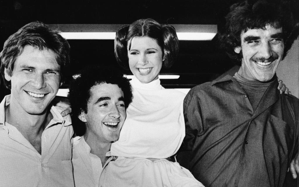 Recuerdo. Los actores de la película StarWars, de izquierda a derecha, Harrison Ford (Han Solo), Anthony Daniels (C3P0), Carrie Fisher (Leia), y PeterMayhew (Chewbacca), sonríen durante un receso para una presentación especial de televisión en Los Ángeles. (AP)