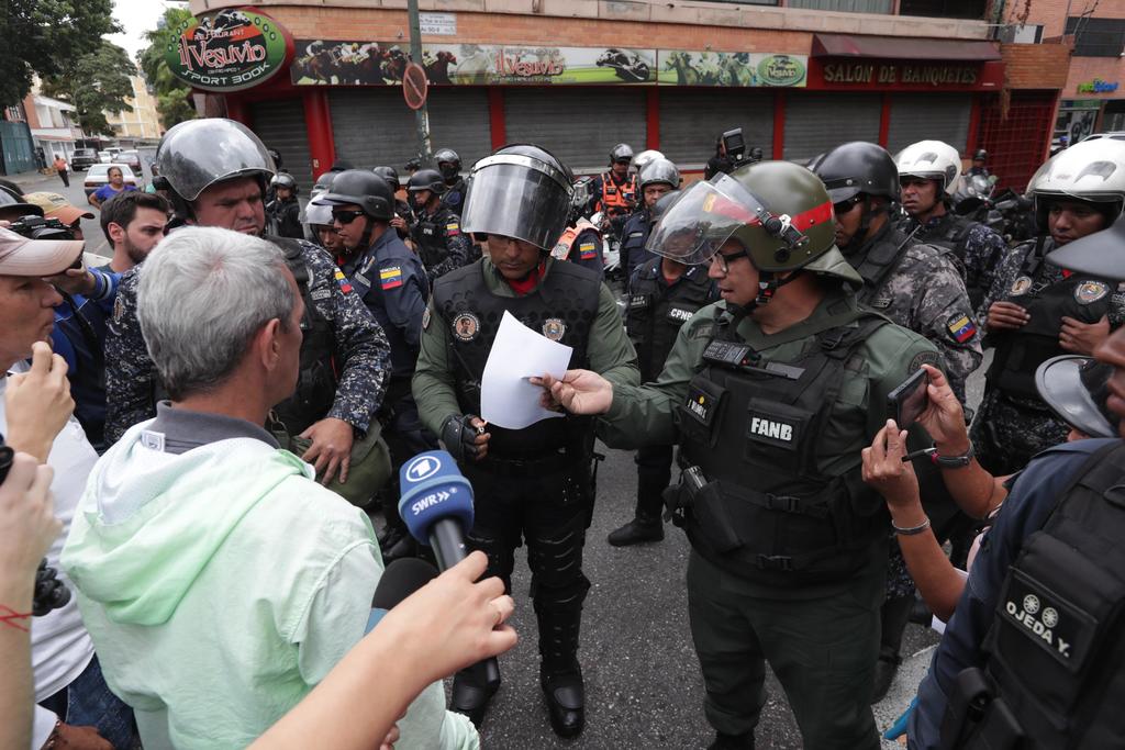 El grupo más numeroso se dirigió hacia el control militar de la residencia presidencial La Casona, que hace años no ocupa ningún mandatario, donde fueron frenados por un grupo de policías que cortaban el paso equipados con equipos antidisturbios. (EFE)