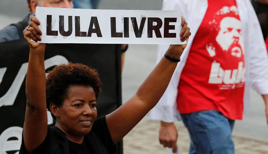 El detenido expresidente brasileño Luiz Inácio Lula da Silva pedirá a la justicia de su país abandonar el régimen de prisión cerrada, en el que permanece desde hace más de un año por cargos de corrupción, y aseguró que seguirá defendiendo su inocencia. (ARCHIVO)