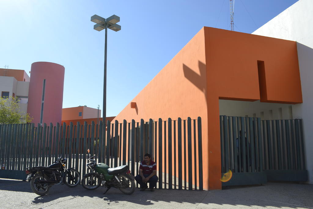 Circula en redes sociales un video en el que se observa una mujer dando a luz al interior de un sanitario de la clínica 51 del Instituto Mexicano del Seguro Social (IMSS) de Gómez Palacio. Ambos se reportan en excelente estado de salud. (ARCHIVO)