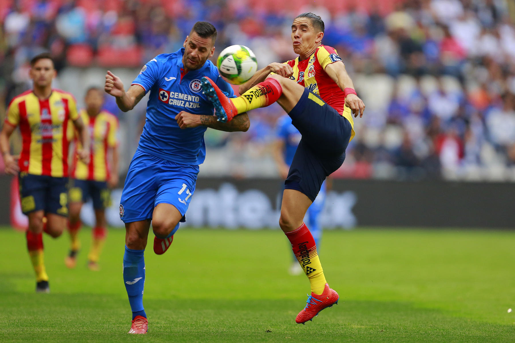 El español Édgar Méndez disputa una pelota contra el lateral de Monarcas, Efraín Velarde, (Jam Media)