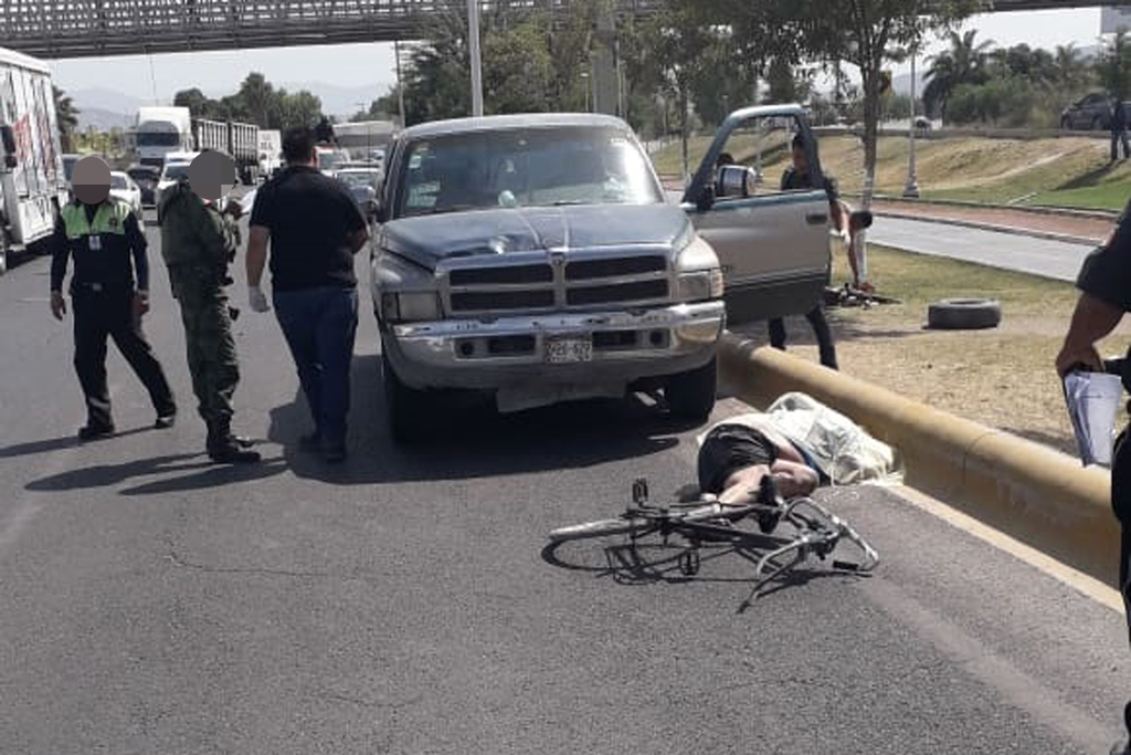 Muere ciclista arrollado en el periférico de Gómez Palacio, el presunto responsable está detenido. (EL SIGLO DE TORREÓN)