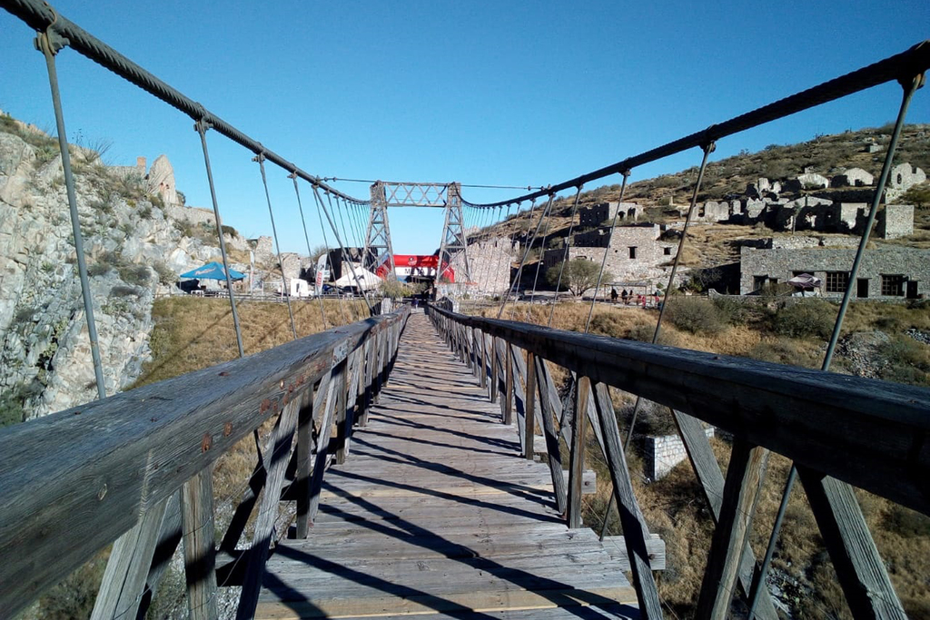 El Puente de Ojuela, en Mapimí, con sus 318 metros de largo sobre una hondura de 110 metros es parte de las locaciones de la película. (EL SIGLO DE TORREÓN)