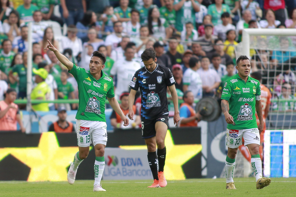 En su afán por despejar, el defensor Raúl López (d) mandó un balón al fondo de las redes y abrió el marcador en el Estadio León. (ARCHIVO)