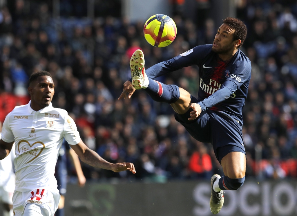 El brasileño Neymar anotó de penal al minuto 60 para rescatar el empate a un tanto contra el Niza. (AP)