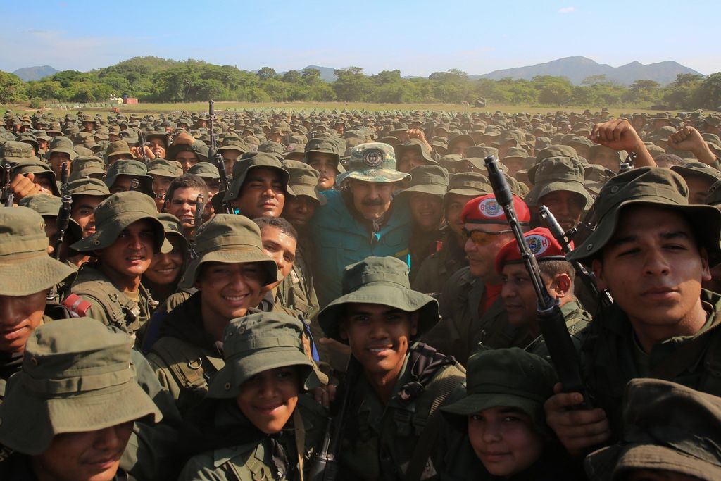 Fotografía cedida por la prensa de Miraflores que muestra al presidente de Venezuela, Nicolás Maduro (c), mientras posa para una fotografía con soldados de las Fuerzas Armadas durante una movilización denominada 'marcha de la lealtad militar' .