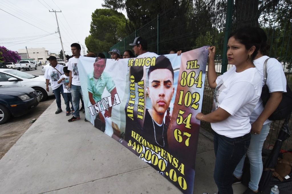 En la visita de López Obrador a Sabinas, una familia demandó justicia por su hijo asesinado en noviembre pasado.