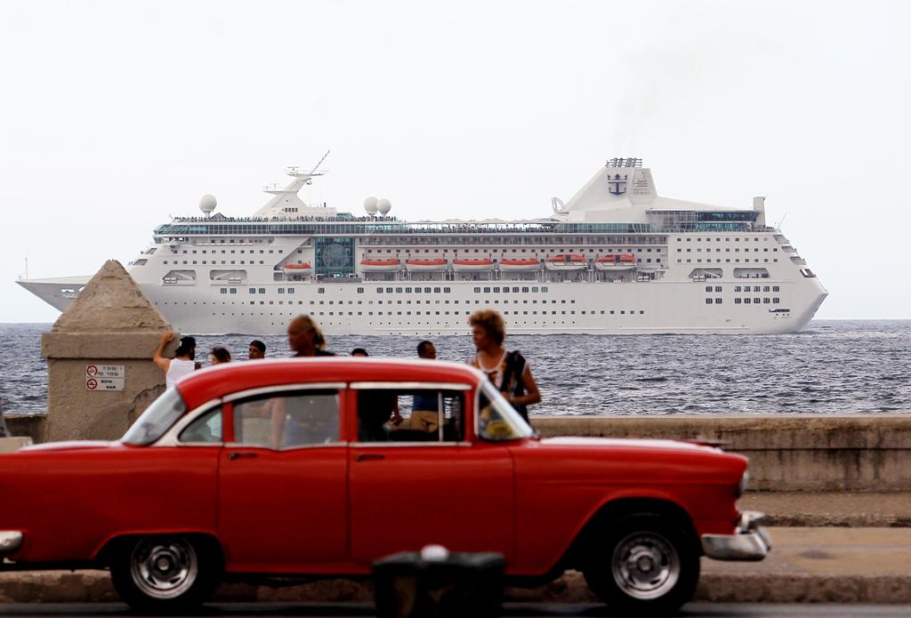 Fotografía muestra un crucero con turistas que pasan frente al Malecón en La Habana.