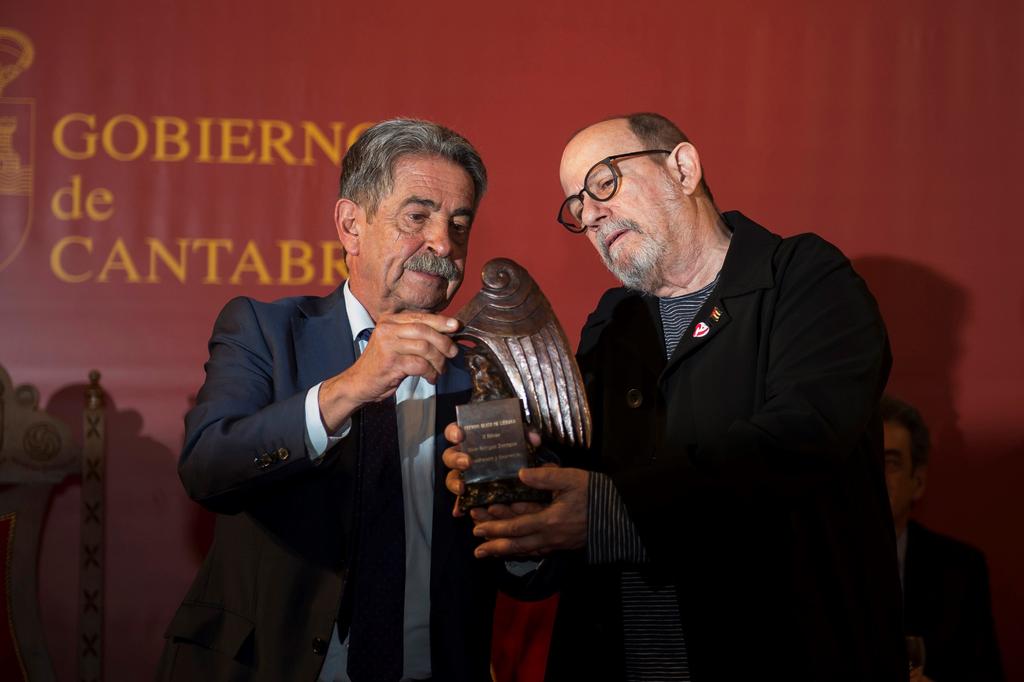 Le entregan premio. El cantautor cubano, Silvio Rodríguez (d), junto al presidente de Cantabria, Miguel Ángel Revilla (i). (ARCHIVO)