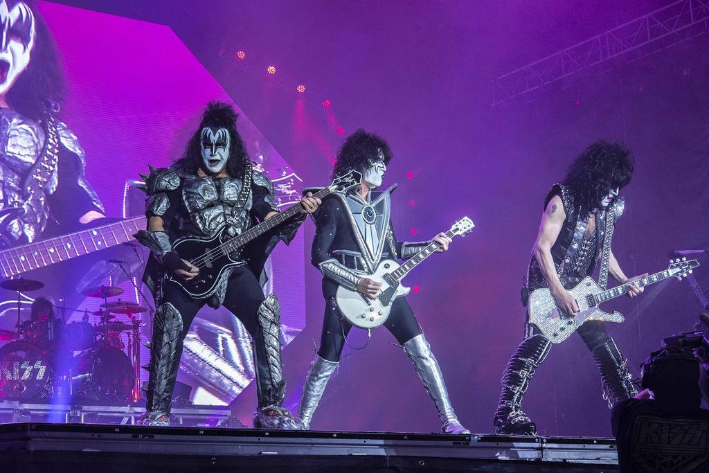 Emocionados. Los fanáticos mexicanos de Kiss no dejaron de cantar sus canciones. (ARCHIVO)