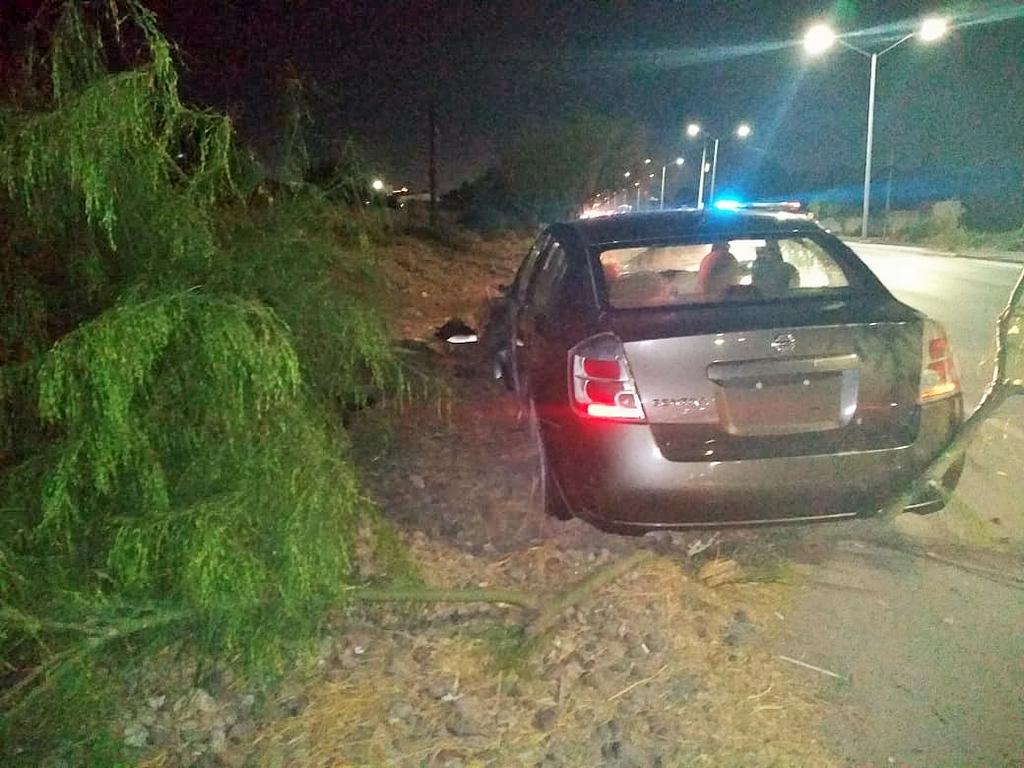 Mujer impacta su vehículo contra un árbol en la carretera Torreón-San Pedro