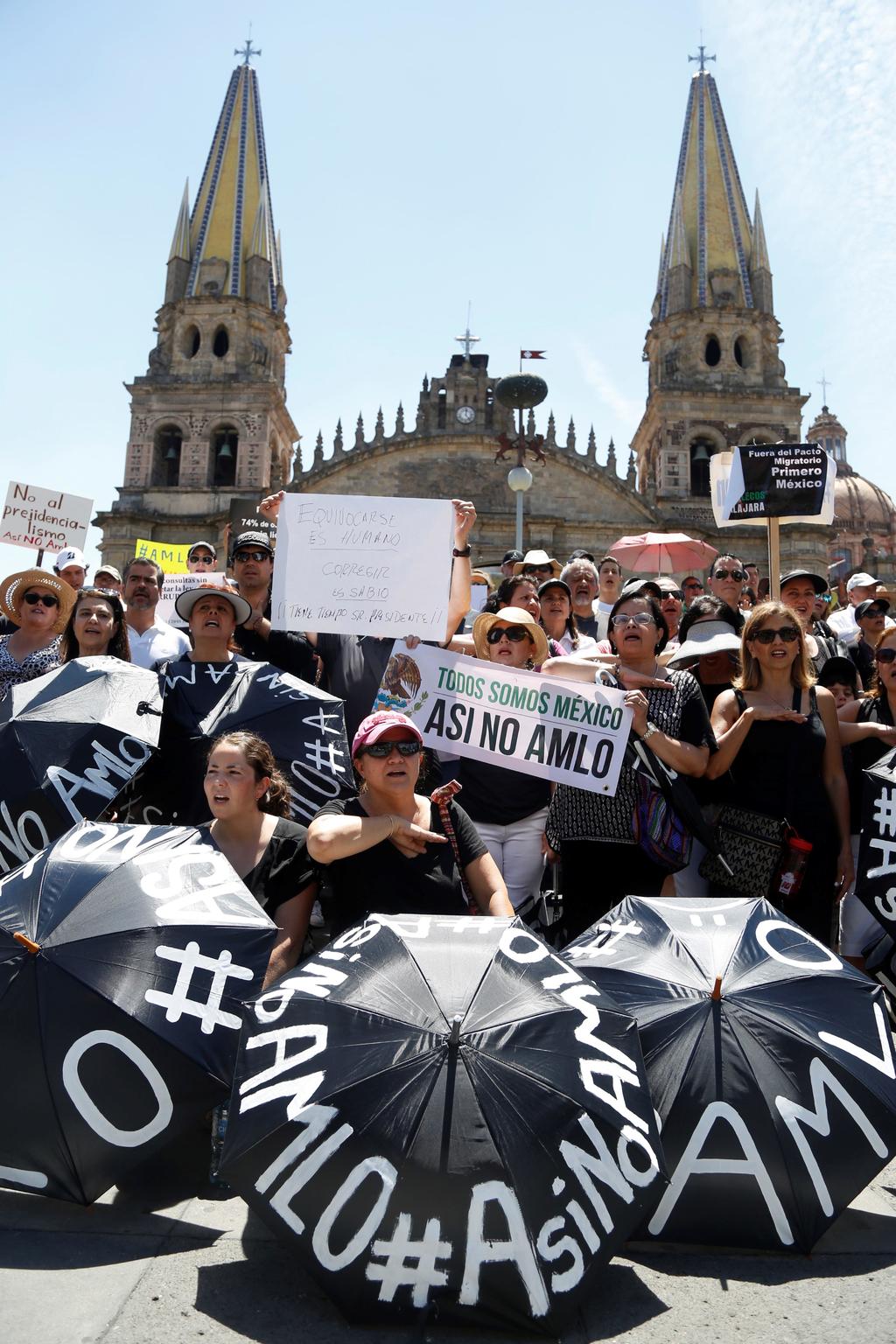 Miles de personas marchan contra las políticas de López Obrador