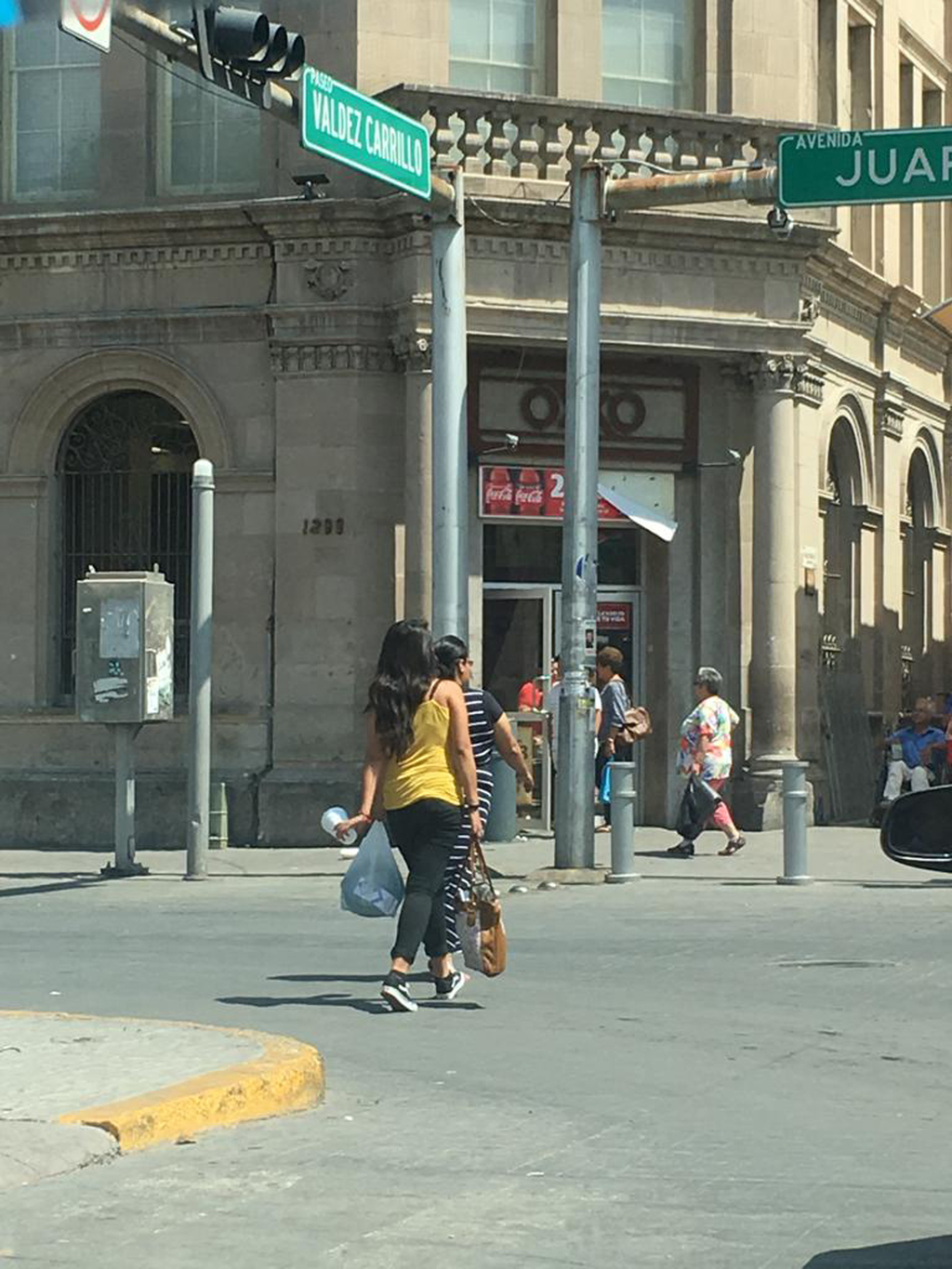 La tienda de conveniencia que fue asaltada se encuentra ubicada en el cruce de la avenida Juárez y la calle Valdez Carrillo, en la zona Centro de la ciudad de Torreón. (EL SIGLO DE TORREÓN)