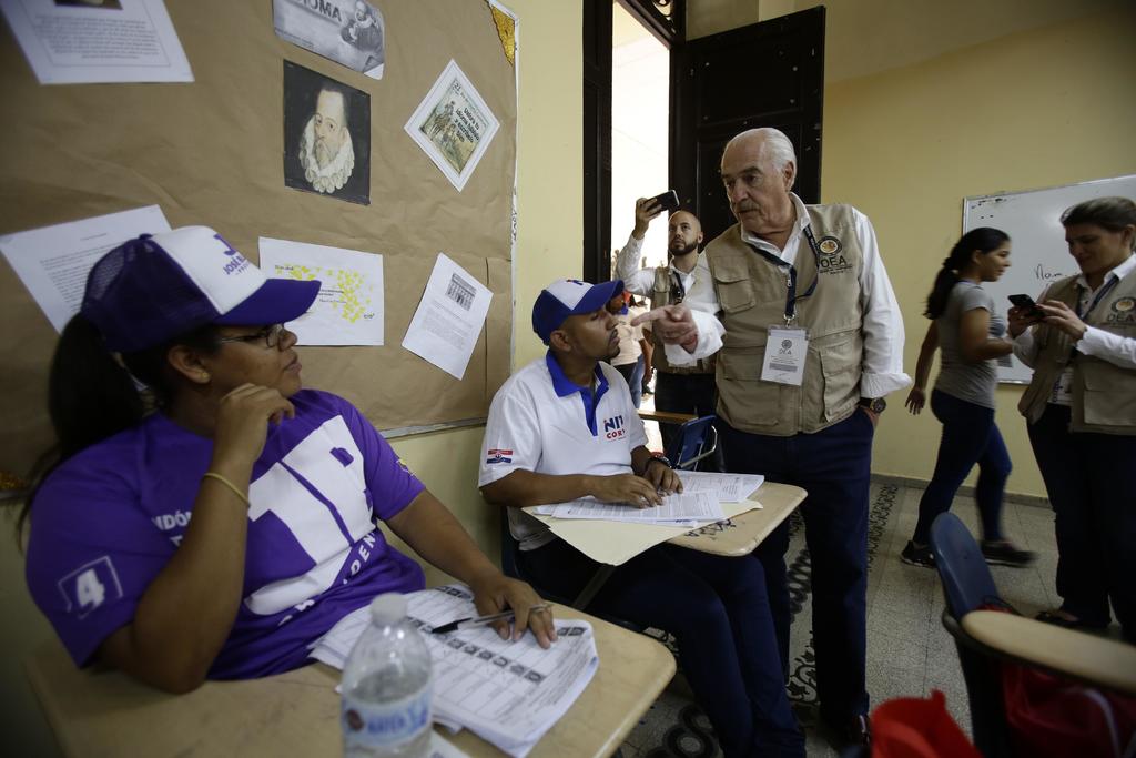 El líder de la misión de observadores de la ONU, Andrés Pastrana (d), junto a otros observadores, revisan la cuenta de votos este domingo en el Instituto Nacional de Ciudad de Panamá. (EFE)