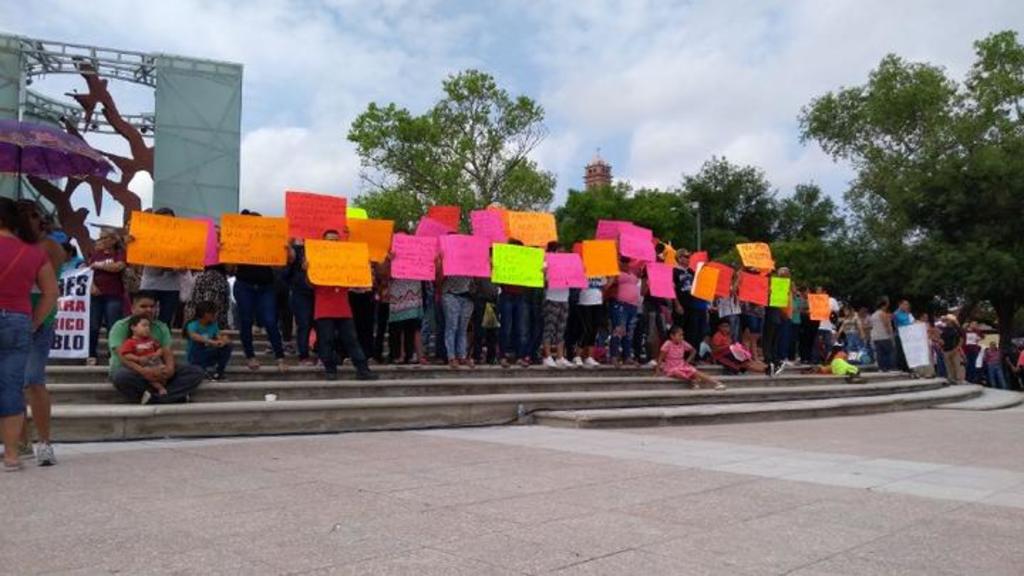Diversas organizaciones de la sociedad civil acudieron a diferentes plazas de Piedras Negras y Saltillo para mostrarle su inconformidad al presidente Andrés Manuel López Obrador.