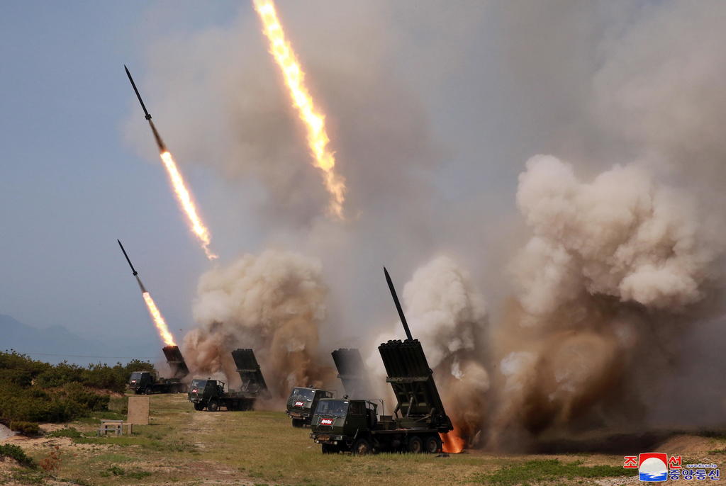 Lanzacohetes norcoreanos disparan hacia el mar del Este. (EFE)