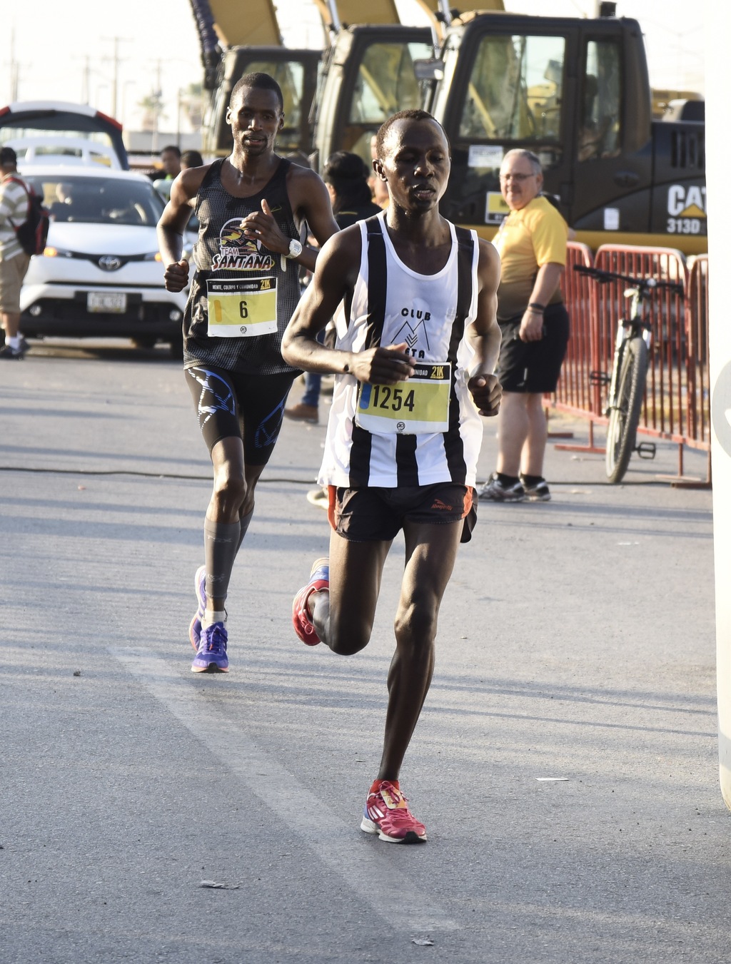 Los kenianos dominaron el Medio Maratón Caterpillar. (JESÚS GALINDO)