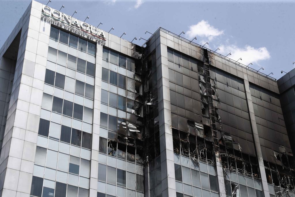 El incendio en el edificio sede de la Conagua, que afectó del piso 9 al 13, fue originado por un cortocircuito. (ARCHIVO)