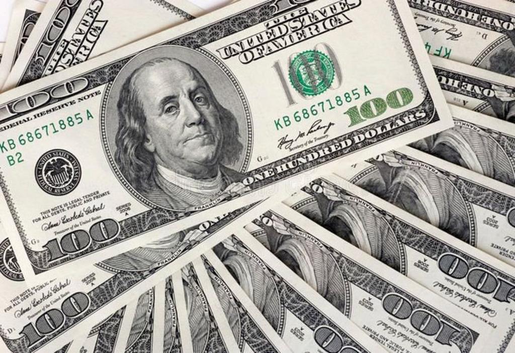 Al inicio de las operaciones cambiarias de este lunes, el dólar libre se vende hasta en 19.39 pesos, con una variación al alza de ocho centavos en comparación con el cierre del viernes, y se adquiere en un precio mínimo de 17.90 pesos en sucursales bancarias de la capital. (ARCHIVO)