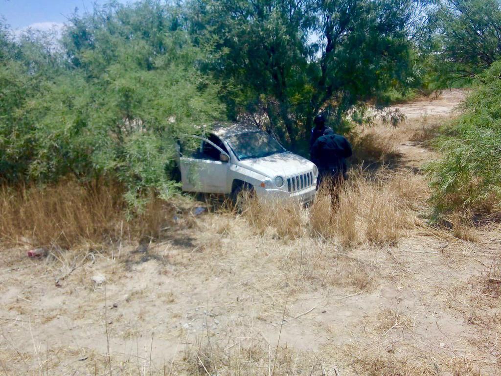 Cuando uno de los neumáticos tronó, la joven perdió el control de la camioneta, dando dos giros y quedando entre los mezquites. (EL SIGLO DE TORREÓN)
