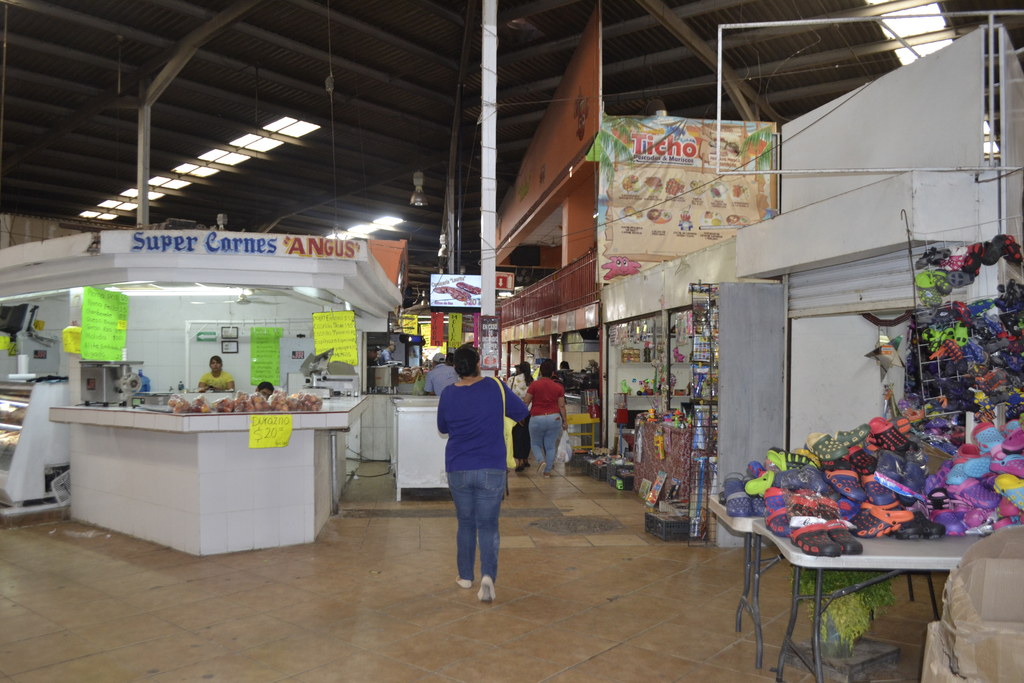 Locatarios del mercado Benito Juárez esperan contar con apoyo del municipio para mejoras en la infraestructura. (EL SIGLO DE TORREÓN/CLAUDIA LANDEROS) 