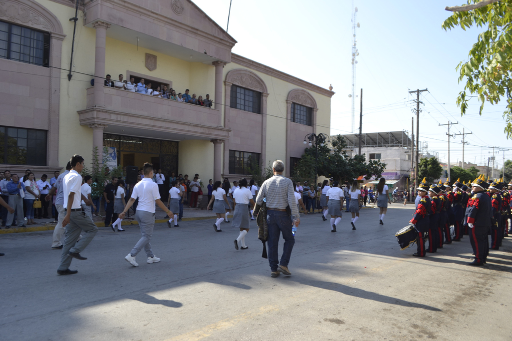 Desfilan en San Pedro autoridades, alumnos y maestros para conmemorar el 157 aniversario de la Batalla de Puebla. (EL SIGLO DE TORREÓN/CLAUDIA LANDEROS)
