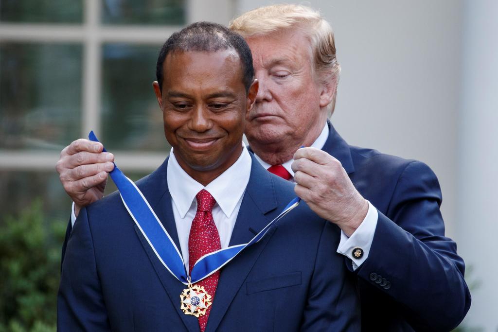 Premia Trump al golfista Tiger Woods