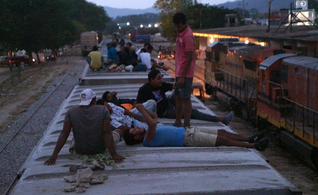 Migrantes centroamericanos descansan sobre las góndolas del tren llamado 'la Bestia'. (ARCHIVO)