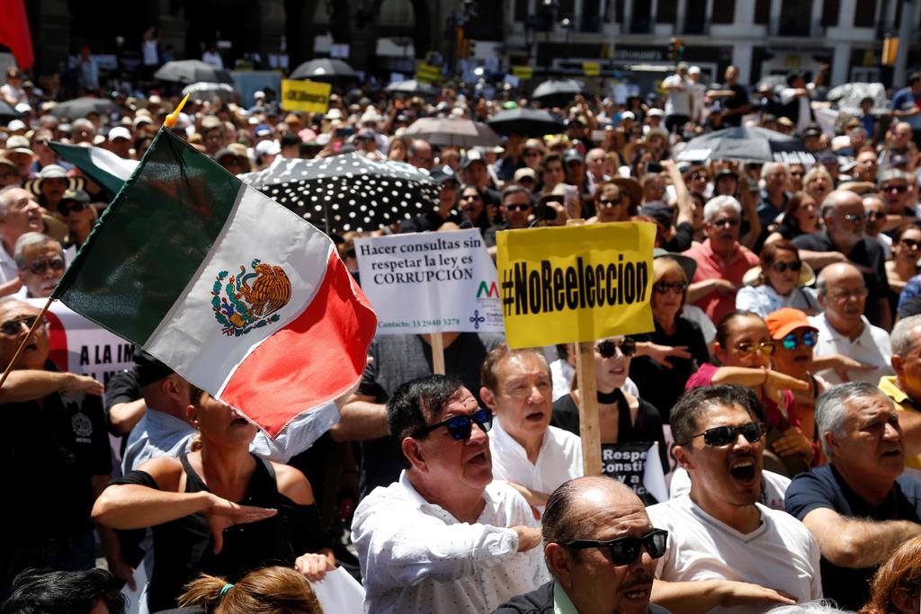 Celebra López Obrador marchas en su contra