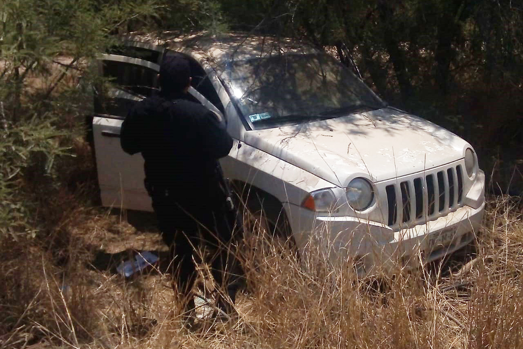 La camioneta Jeep blanca terminó entre los mezquites tras dar dos volteretas. (EL SIGLO DE TORREÓN)
