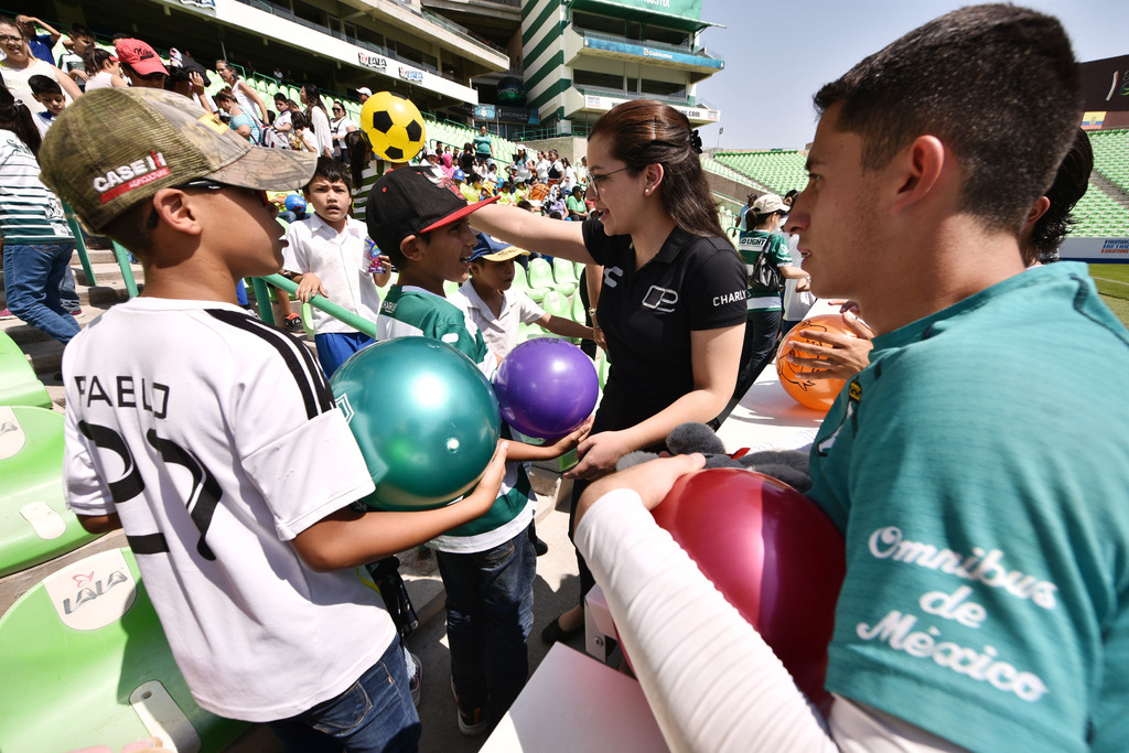 Jugadores de la Sub-20 de Santos Laguna entregan pelotas y juguetes a niños de diversas instituciones de beneficencia. (Erick Sotomayor)