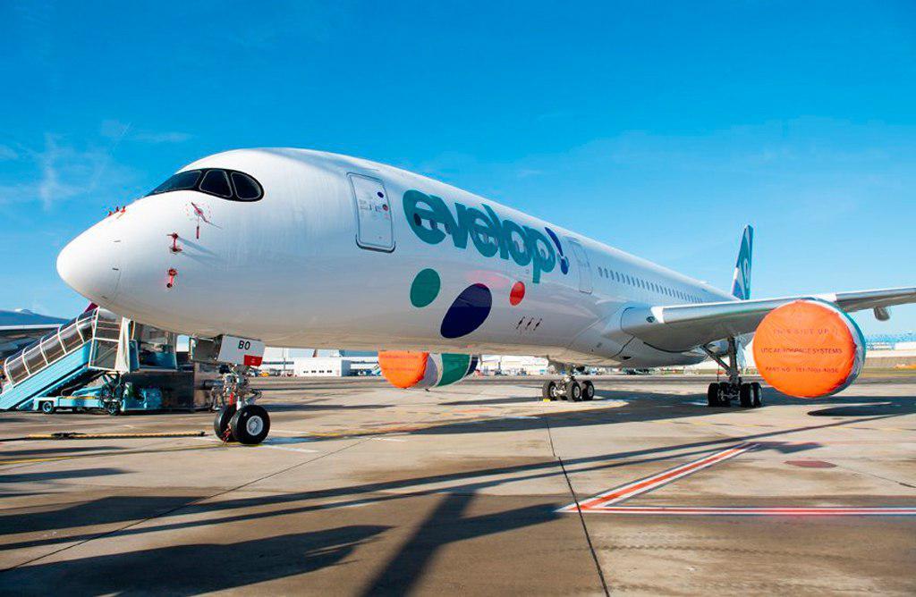 Uno de los aviones más modernos del mundo, el Airbus 350-900, operado por Evelop!, aterrizó este lunes en el Aeropuerto Internacional de Cancún como parte de la ruta que conecta a este centro vacacional con Madrid, España. (ESPECIAL)