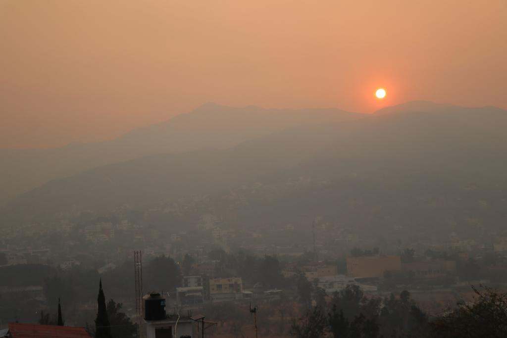 Vista general de la contaminación este martes en la ciudad de Chilpancingo, en el estado de Guerrero (México), producto de un incendio forestal de grandes magnitudes que se mantiene en la zona. (EFE)