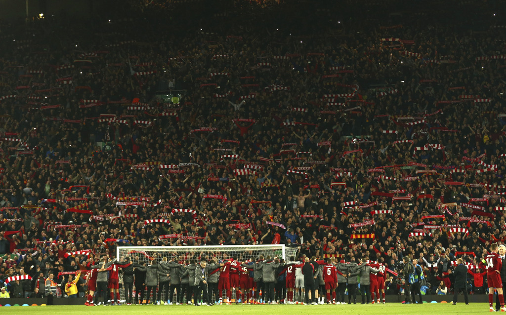 Los jugadores del Liverpool agradecieron cantando junto a sus aficionados el famoso tema 'You'll never walk alone'. (AP)