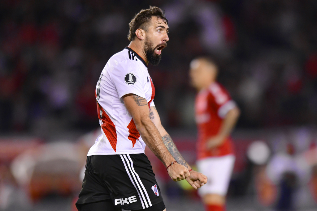 Lucas Pratto aprovechó un grave error del portero Marcelo Lomba para empatar el duelo entre River Plate e Internacional de Porto Alegre. (JM)