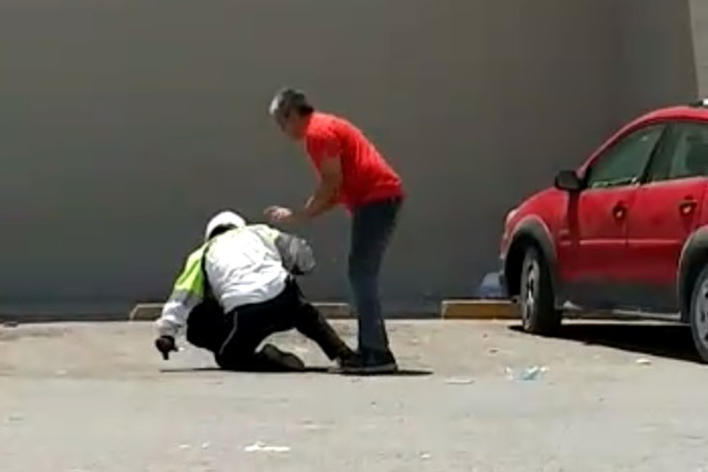 El pasado lunes y a través de redes sociales, se difundió un video en donde un agente de tránsito es agredido por un ciudadano. (CORTESÍA)