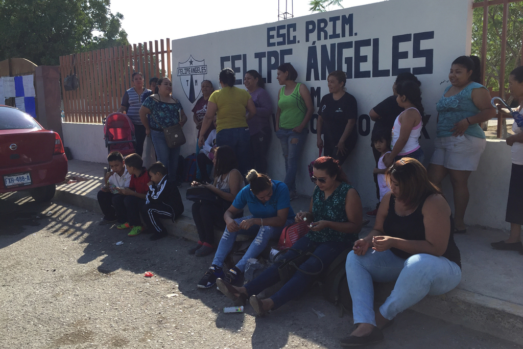 Por segundo día consecutivo se mantuvo cerrada la escuela primaria Felipe Ángles por los papás. (EL SIGLO DE TORREÓN)