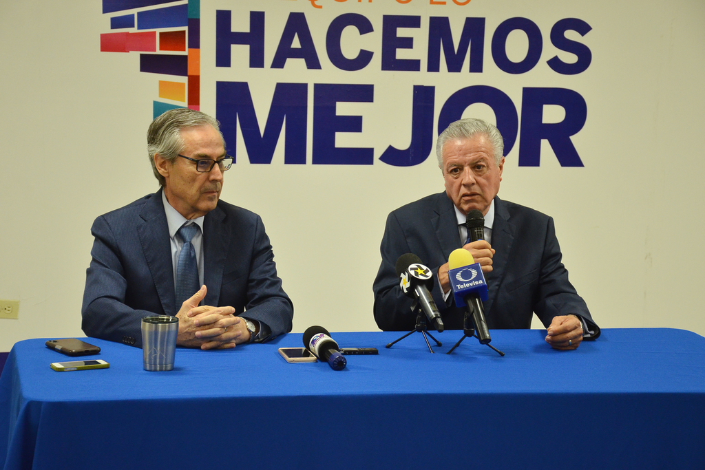 Acompañado del alcalde Jorge Zermeño Infante, Jaime Hernán Sirgo Ortiz anunció ayer su salida de la Tesorería Municipal del Ayuntamiento de Torreón. (FERNANDO COMPEÁN)
