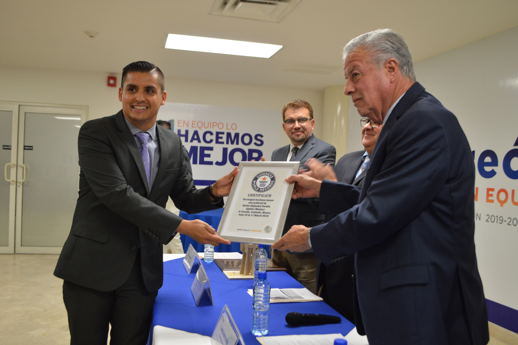 El profesor Dorian Peralta entregó una copia de su certificado de Récord Guinness al alcalde Jorge Zermeño. (ROBERTO ITURRIAGA)