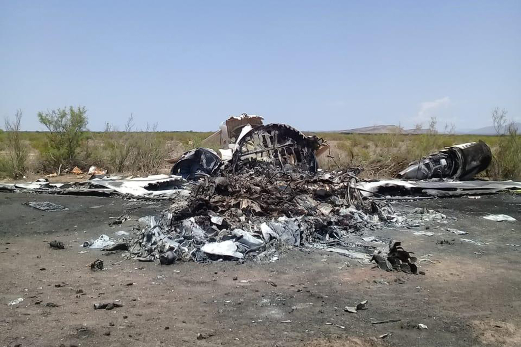 Los restos humanos de las 13 personas fallecidas en el accidente aéreo fueron traslados a Monclova y llevados a dos funerarias para ser identificados por sus familiares.